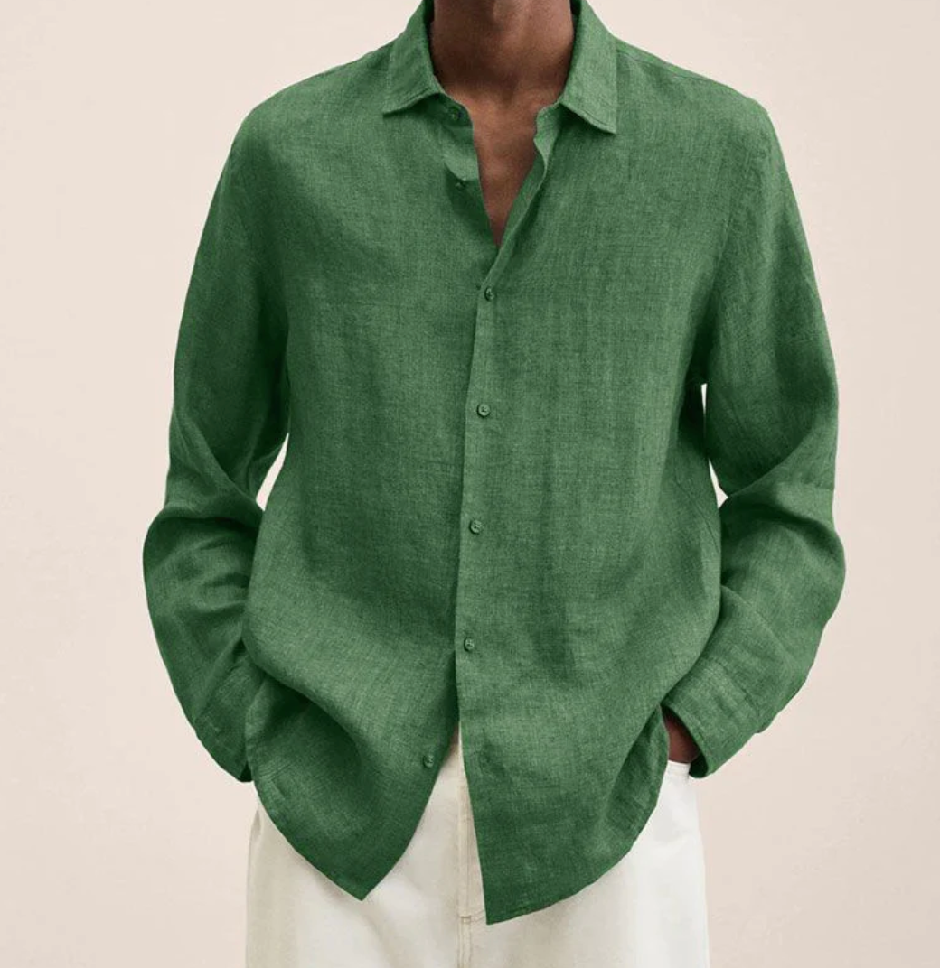 Chemise en lin vert pour homme, manches longues, col classique, portée avec un pantalon blanc. Mode masculine élégante et décontractée.