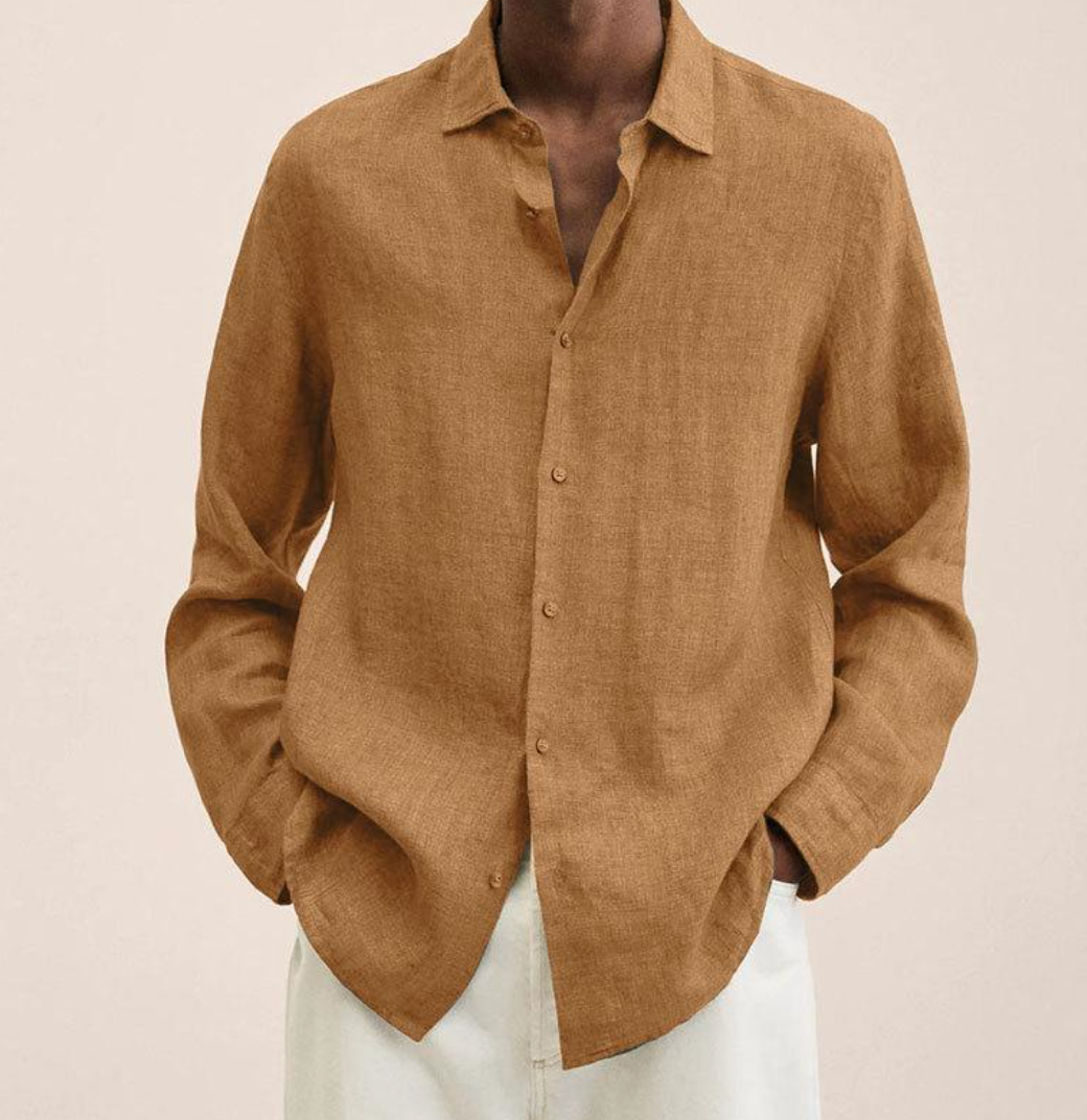 Chemise en lin marron pour homme, manches longues, col ouvert, style décontracté, portée avec un pantalon blanc. Mode masculine élégante.