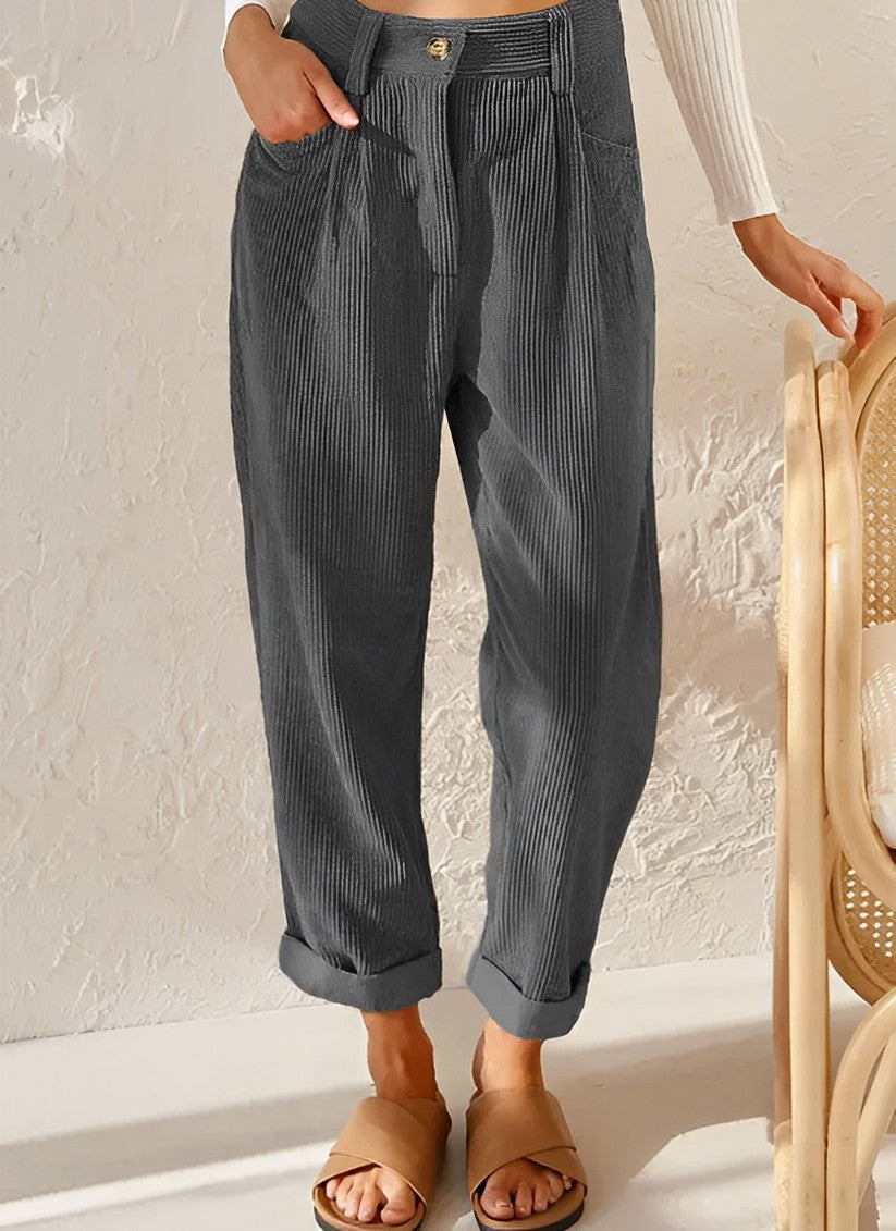 Pantalon ample gris en velours côtelé, style décontracté, avec poches avant. Parfait pour une tenue automnale confortable et tendance.