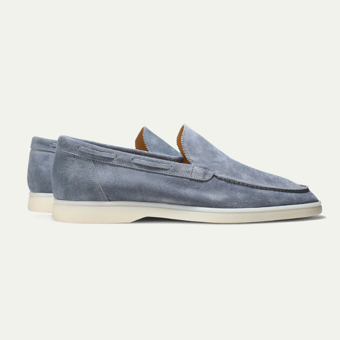 Mocassins en daim bleu clair pour homme, semelle blanche, style élégant et décontracté, chaussures tendance pour toutes occasions.
