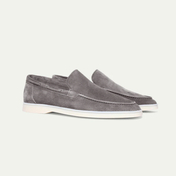 Mocassins en daim gris pour homme, élégants et modernes, semelle blanche contrastante, style décontracté chic, parfaits pour toutes occasions.