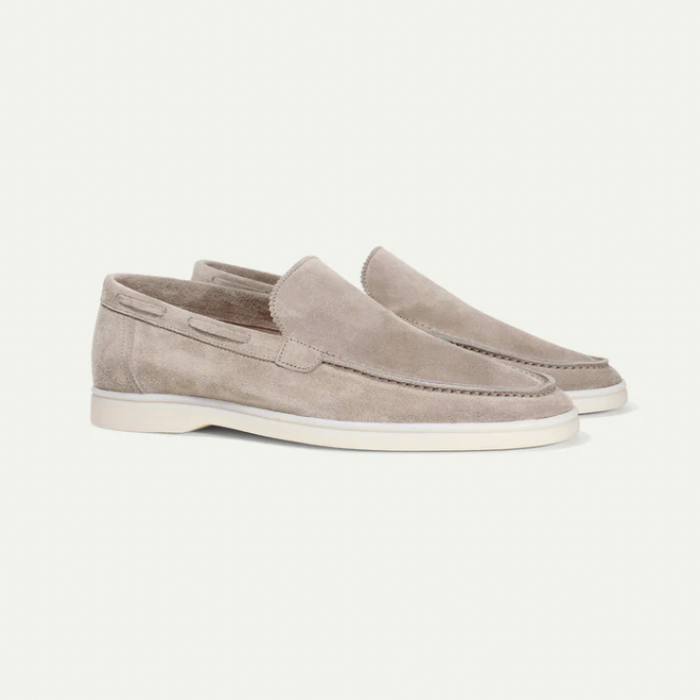 Mocassins en daim beige pour homme, élégants et confortables, semelle blanche, style décontracté chic, parfaits pour la mode urbaine.