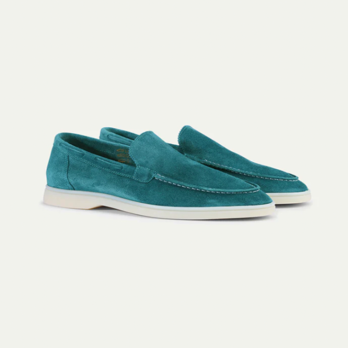 Mocassins en daim turquoise pour homme, semelle blanche, style décontracté et élégant, chaussures tendance, confortables et modernes.