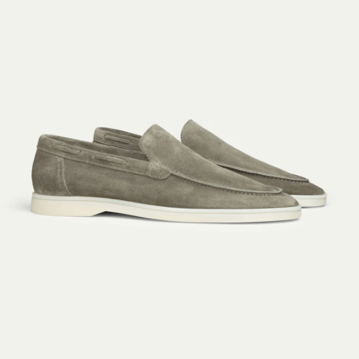 Mocassins en daim gris pour homme, semelle blanche, style élégant et moderne, chaussures décontractées, confortables, idéales pour toutes occasions.