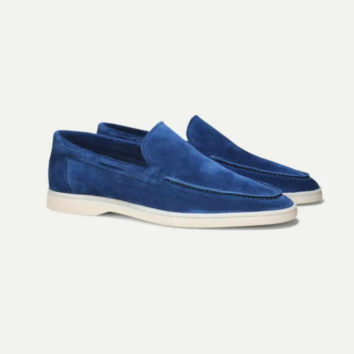 Mocassins en daim bleu pour homme, semelle blanche, style élégant et moderne. Chaussures décontractées, confortables, idéales pour la mode masculine.