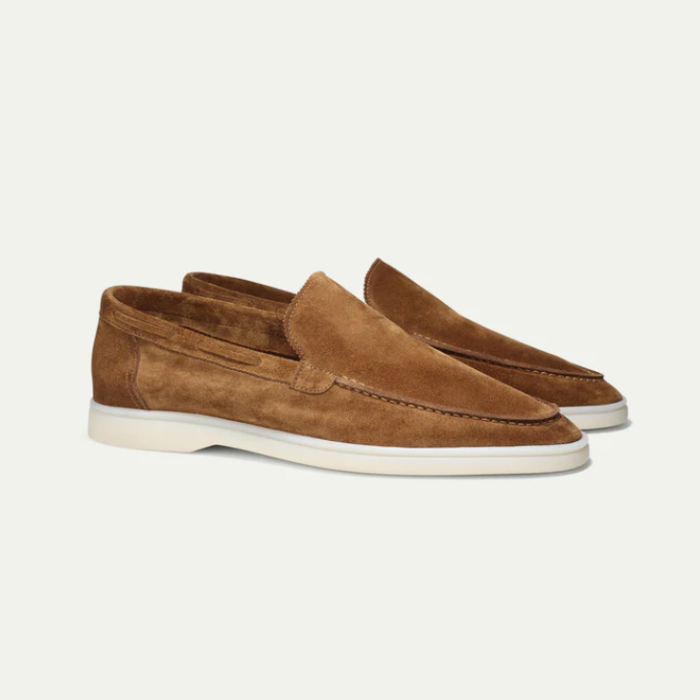 Paire de mocassins en daim marron pour homme, semelle blanche, style élégant et décontracté, chaussures tendance pour toutes occasions.