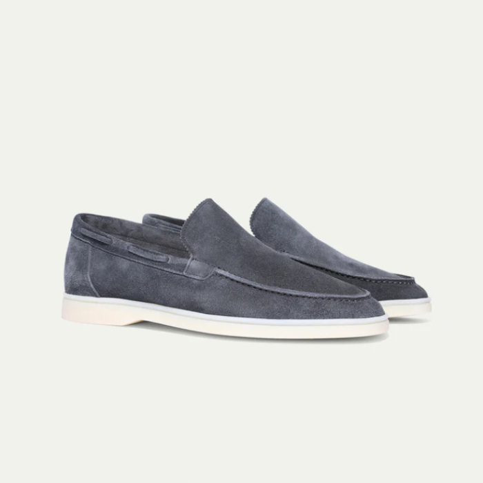Mocassins en daim bleu marine pour homme, semelle blanche, style élégant et décontracté, chaussures tendance pour toutes occasions.