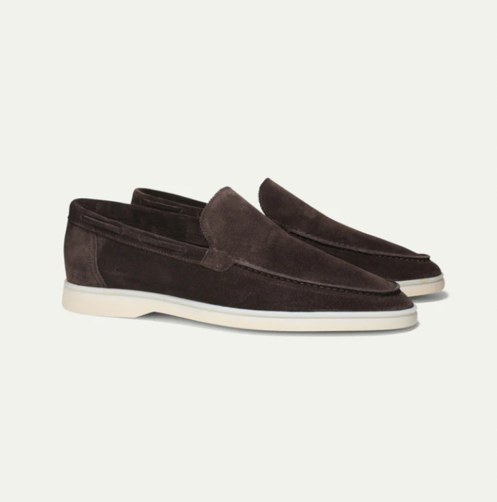 Paire de mocassins en daim marron foncé avec semelle blanche, style élégant et moderne, chaussures pour homme, mode décontractée et chic.