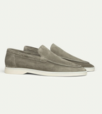 Paire de mocassins en daim gris clair pour homme, semelle blanche, style élégant et moderne, chaussures décontractées idéales pour toutes occasions.