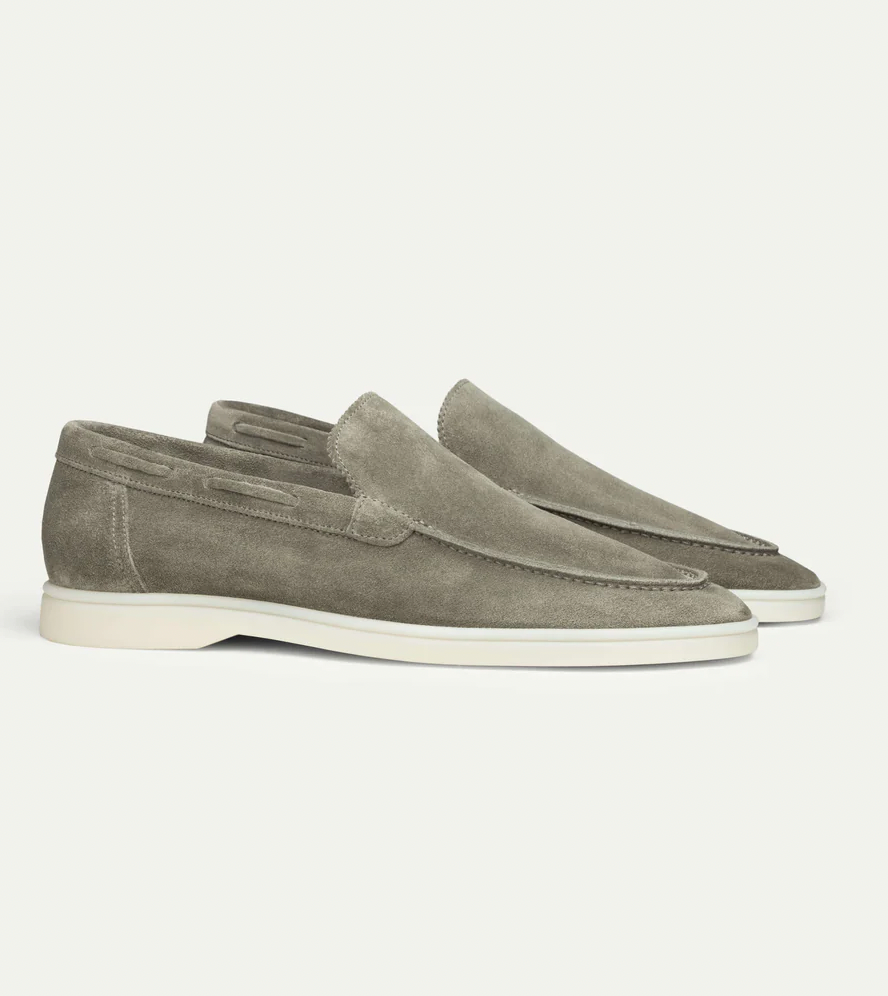 Paire de mocassins en daim gris clair pour homme, semelle blanche, style élégant et moderne, chaussures décontractées idéales pour toutes occasions.