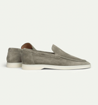 Mocassins en daim gris pour homme, semelle blanche, design élégant et moderne. Chaussures décontractées idéales pour un style chic et confortable.