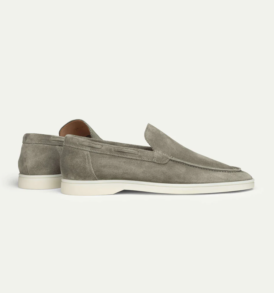 Mocassins en daim gris pour homme, semelle blanche, design élégant et moderne. Chaussures décontractées idéales pour un style chic et confortable.