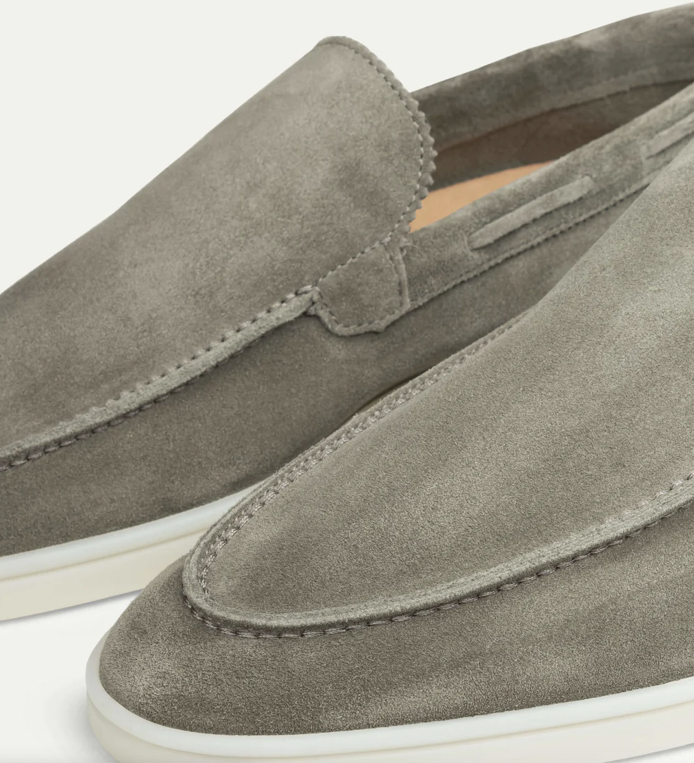 Mocassins en daim gris pour homme, semelle blanche, style décontracté et élégant, parfaits pour la mode urbaine et les tenues de printemps.