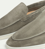 Mocassins en daim gris pour homme, semelle blanche, style décontracté et élégant, parfaits pour la mode urbaine et les tenues de printemps.