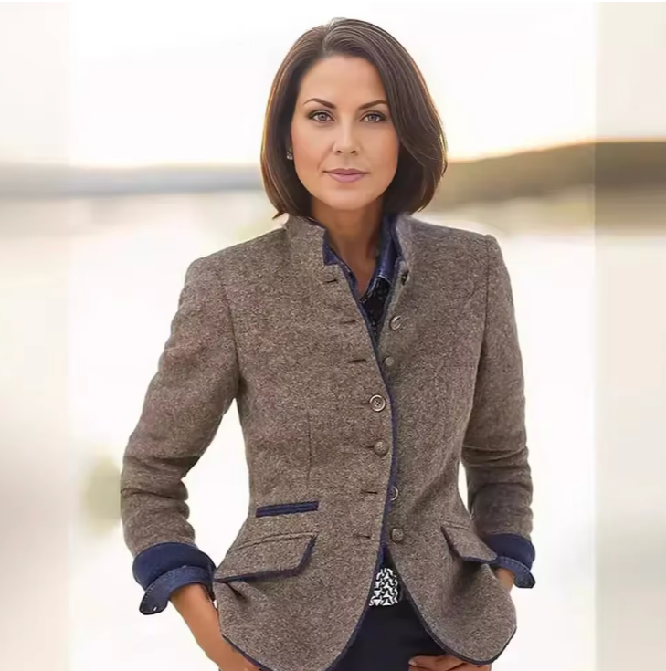 Damevest i brun uld med høj krave og knapper