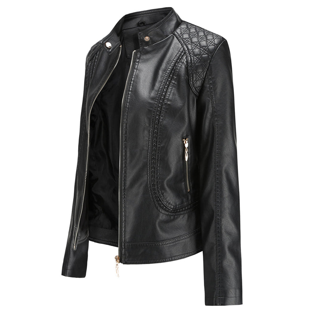 Veste en cuir noir pour femme avec fermeture éclair dorée, détails matelassés sur les épaules, style motard élégant et moderne.