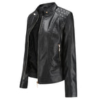 Veste en cuir noir pour femme avec fermeture éclair dorée, détails matelassés sur les épaules, style motard élégant et moderne.