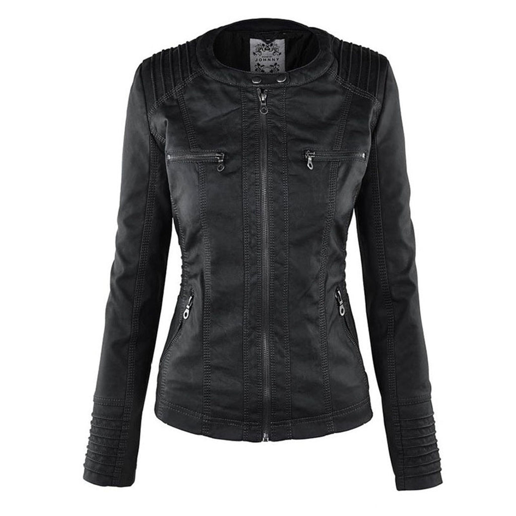 Veste en cuir noir pour femme, style motard, avec fermeture éclair, poches zippées et détails matelassés sur les épaules et les manches.