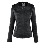 Veste en cuir noir pour femme, style motard, avec fermeture éclair, poches zippées et détails matelassés sur les épaules et les manches.
