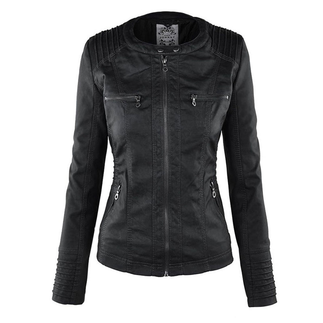 Veste en cuir noir pour femme, style motard, avec fermeture éclair, poches zippées et détails matelassés sur les épaules et les manches.
