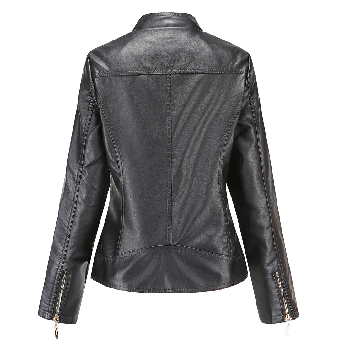 Veste en cuir noir pour femme vue de dos, style moderne avec fermeture éclair aux manches, idéale pour un look chic et tendance.