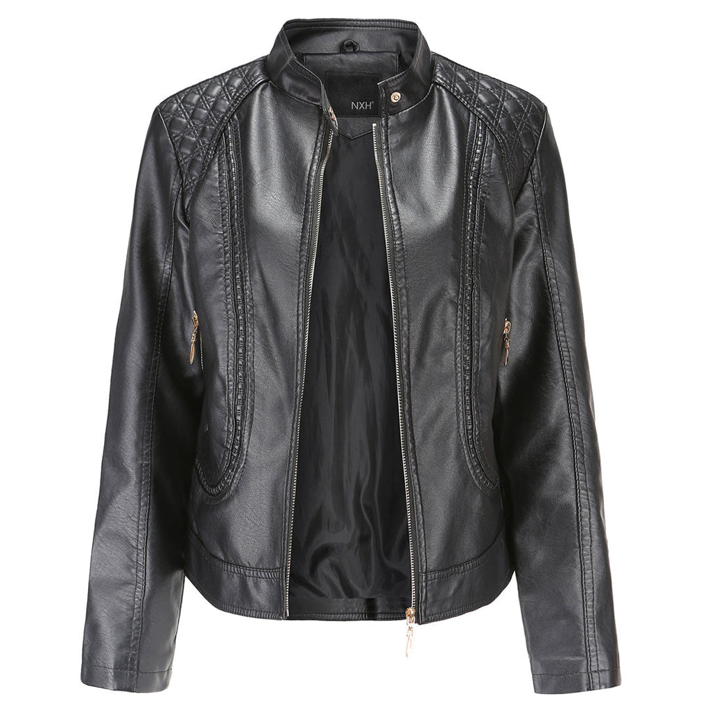 Veste en cuir noir pour femme avec fermeture éclair, détails matelassés sur les épaules, poches zippées, style motard élégant et moderne.