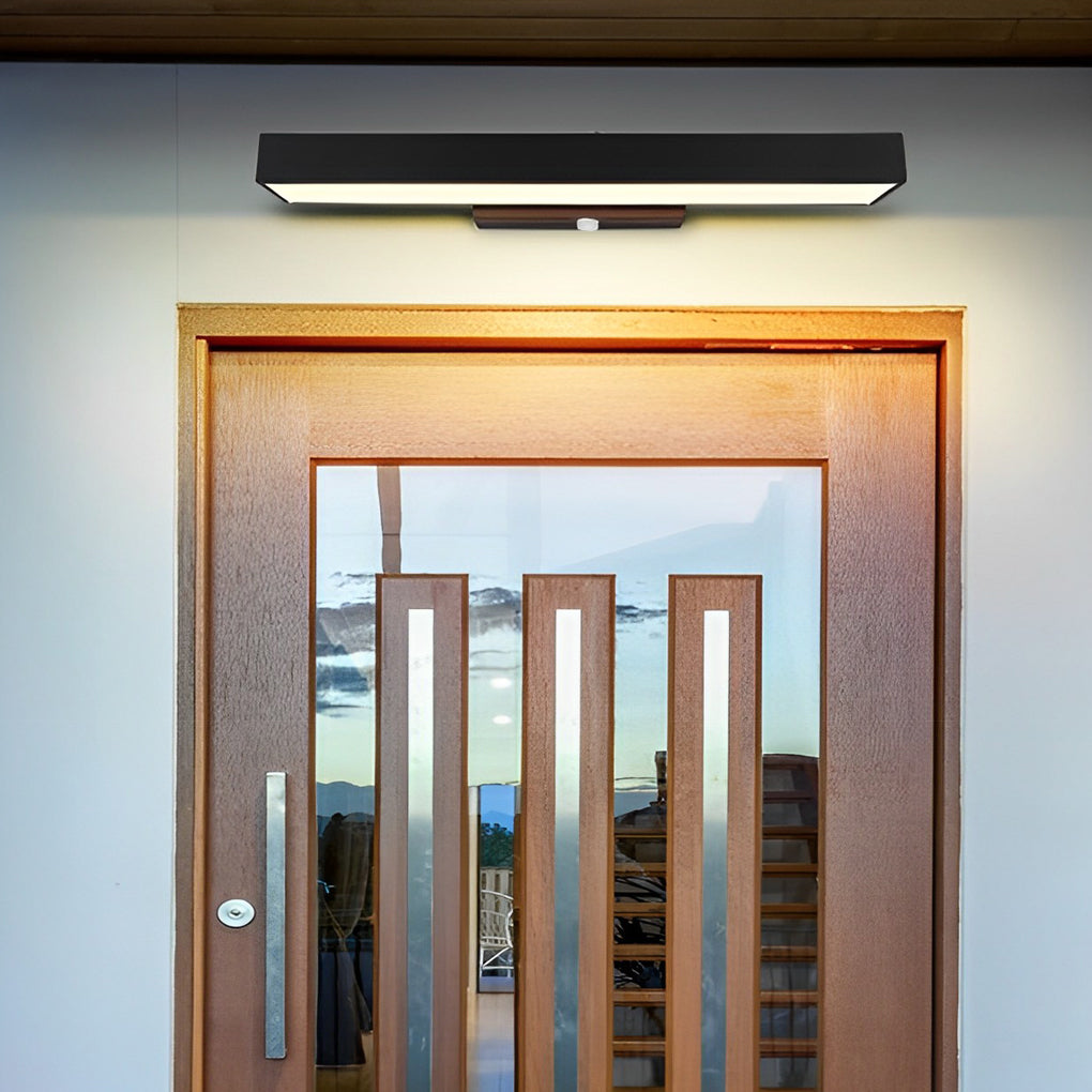 Porte d'entrée moderne en bois avec insertions en verre, éclairée par une applique murale LED noire, design contemporain, maison élégante.