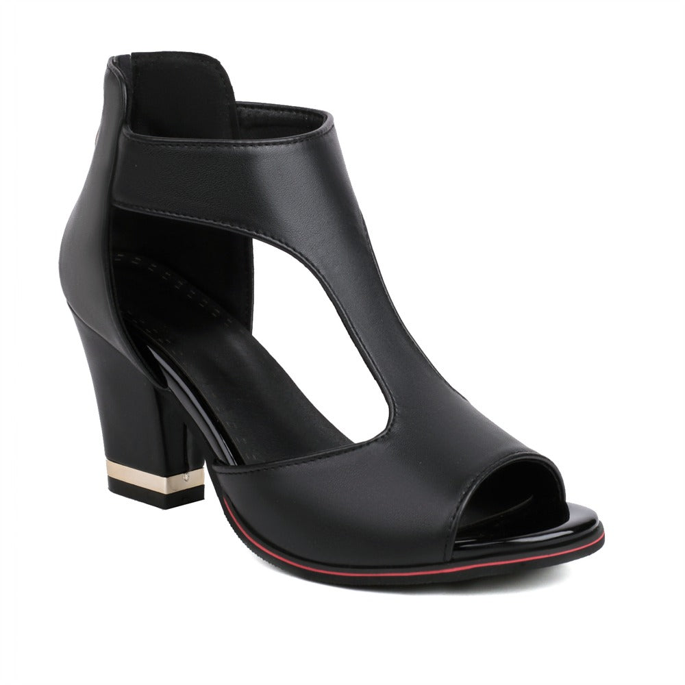 Chaussure à talon noir en cuir synthétique, design découpé, bout ouvert, talon carré, élégante et moderne, idéale pour soirées et occasions spéciales.