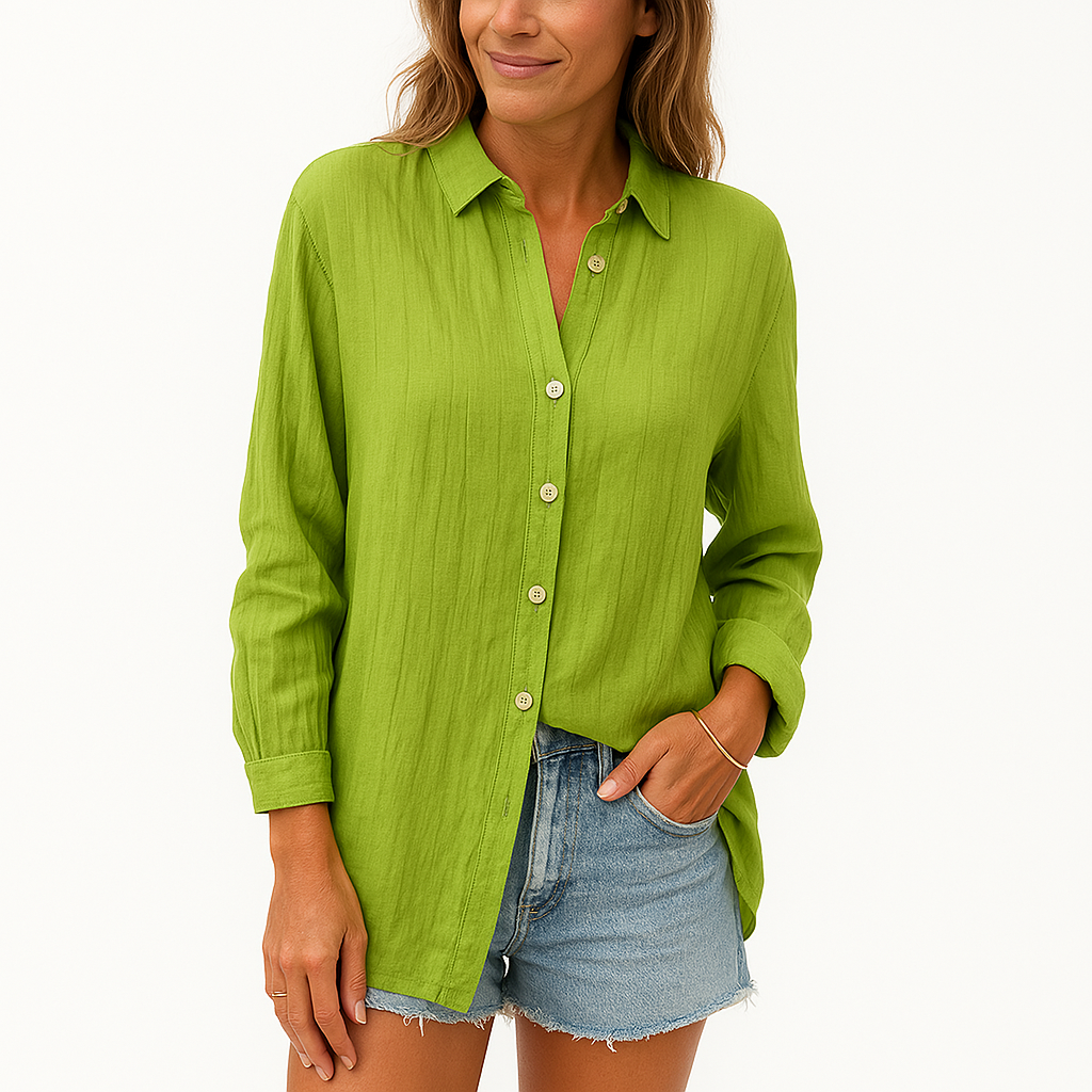 Femme portant une chemise verte en lin à manches longues, associée à un short en jean bleu clair. Mode décontractée, style estival, tenue tendance.