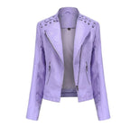 Veste en cuir violet clair pour femme avec fermeture éclair, détails lacés sur les épaules, style moderne et élégant, mode automne-hiver.