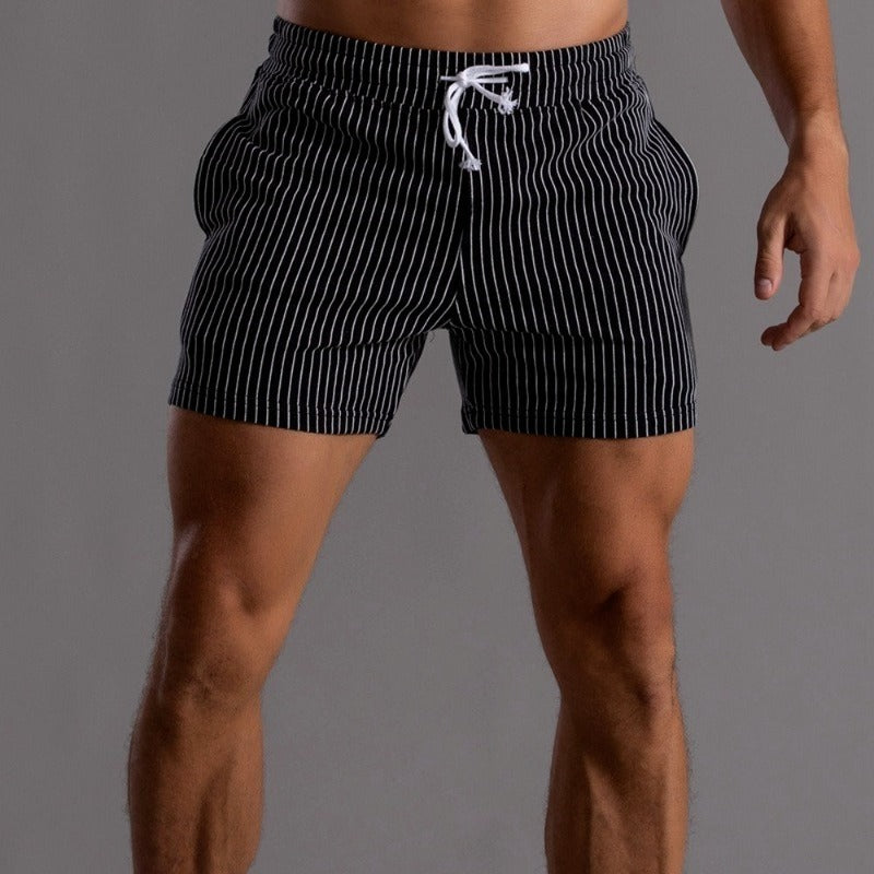 Short de bain rayé noir et blanc pour homme, taille élastique avec cordon, style moderne et confortable, idéal pour la plage ou la piscine.