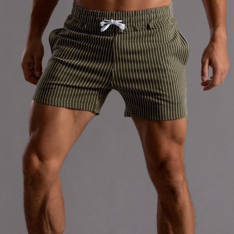 Short de bain rayé vert olive pour homme, taille élastique avec cordon, style moderne et confortable, idéal pour la plage et la piscine.