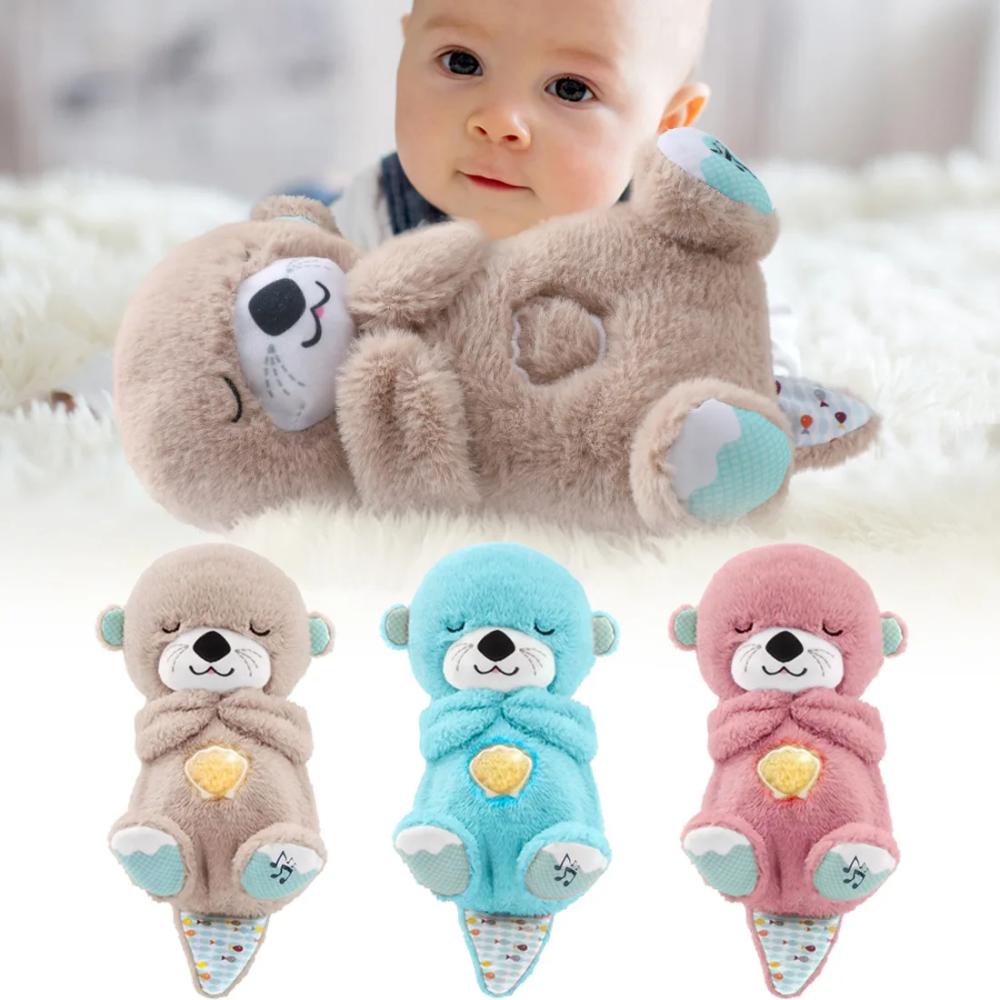 Bébé jouant avec peluche ours en peluche douce, couleurs beige, bleu et rose, sur fond de lit blanc. Jouet câlin, cadeau bébé, chambre enfant.