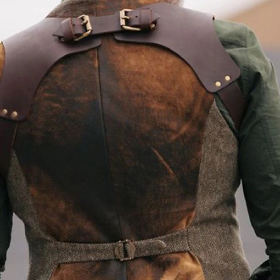 Veste en cuir marron vintage avec bretelles et boucles, style steampunk, sur fond neutre. Mode rétro, accessoires en cuir, tendance vestimentaire.