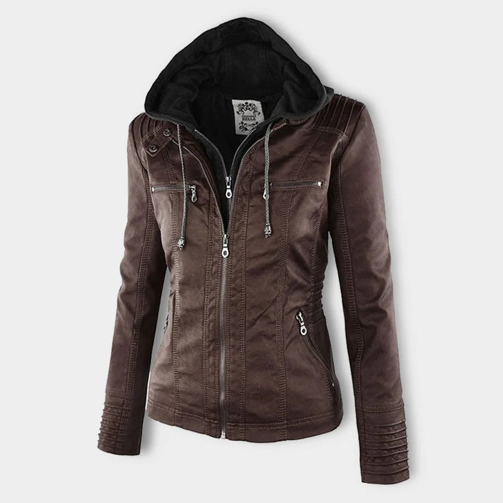 Veste en cuir marron pour femme avec capuche noire, fermeture éclair, poches zippées, style motard. Mode automne-hiver, tendance et élégante.