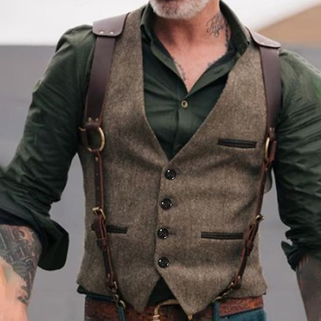 Homme portant un gilet en tweed marron avec chemise verte et bretelles en cuir, style vintage élégant, mode masculine rétro.