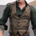Homme portant un gilet en tweed marron avec chemise verte et bretelles en cuir, style vintage élégant, mode masculine rétro.