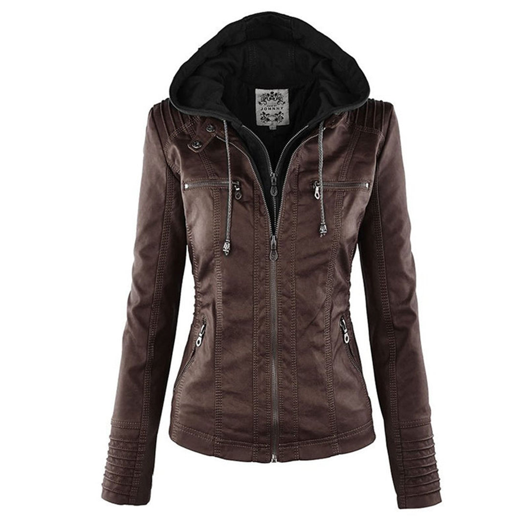 Veste en cuir marron pour femme avec capuche noire, fermeture éclair, poches zippées et détails matelassés. Mode automne-hiver tendance.