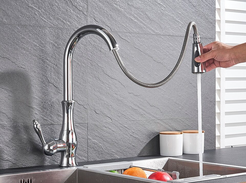 Robinet de cuisine moderne en acier inoxydable avec douchette flexible, eau courante, évier en acier, fruits frais, design élégant, cuisine contemporaine.