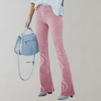 Femme portant un pantalon patte d'éléphant rose en velours côtelé, chemise blanche, et sac à main bleu. Mode féminine élégante et tendance.