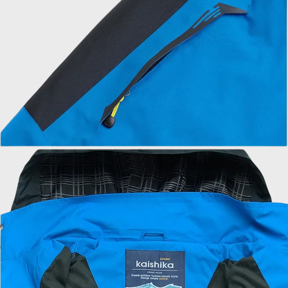 Veste imperméable bleue Kaishika avec capuche, poche zippée et doublure intérieure noire. Idéale pour activités extérieures et randonnée.