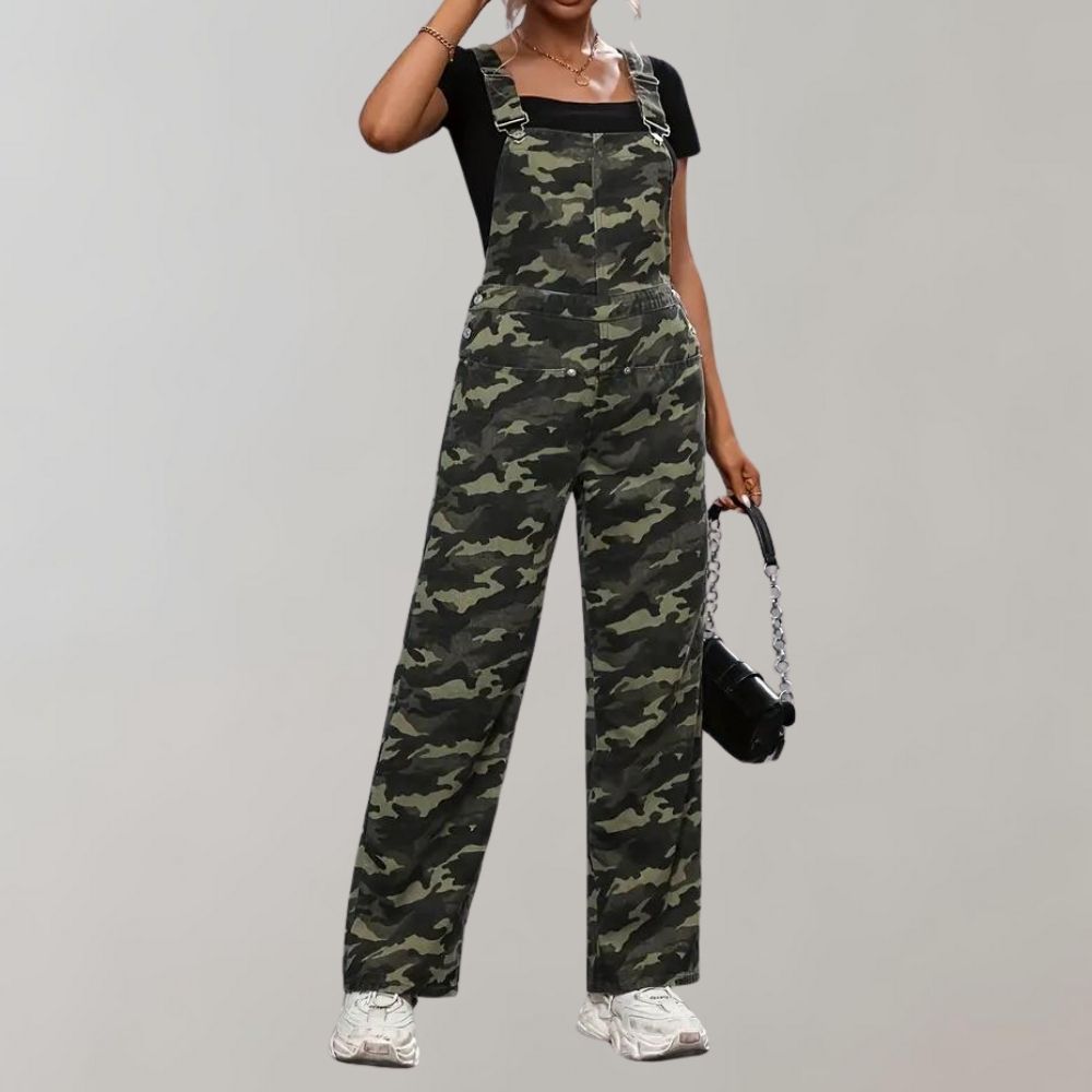 Salopette camouflage femme, tenue décontractée avec t-shirt noir, sac à main chaîne, baskets blanches. Mode urbaine tendance, style militaire.