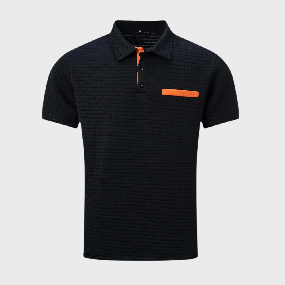 Polo noir texturé pour homme avec poche poitrine orange, col boutonné, manches courtes. Mode masculine élégante, tenue décontractée chic.