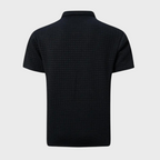 Polo noir texturé pour homme, manches courtes, col classique, design moderne. Mode masculine élégante, vêtement décontracté chic.