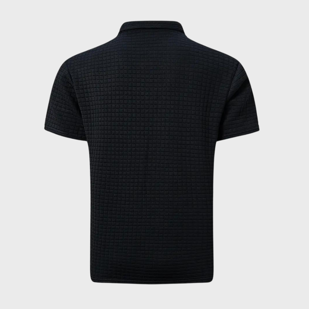 Polo noir texturé pour homme, manches courtes, col classique, design moderne. Mode masculine élégante, vêtement décontracté chic.