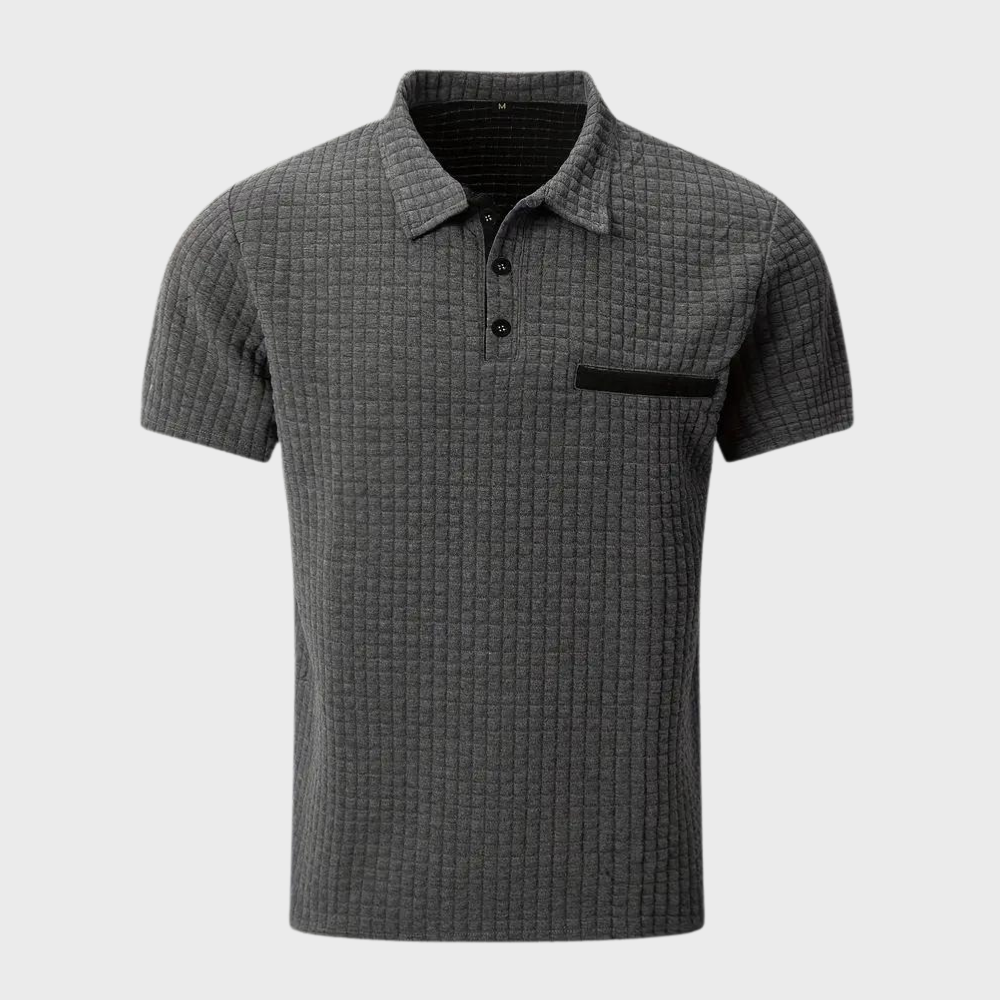 Polo gris texturé pour homme avec col à boutons et poche poitrine noire. Style élégant et moderne, idéal pour la mode masculine décontractée.
