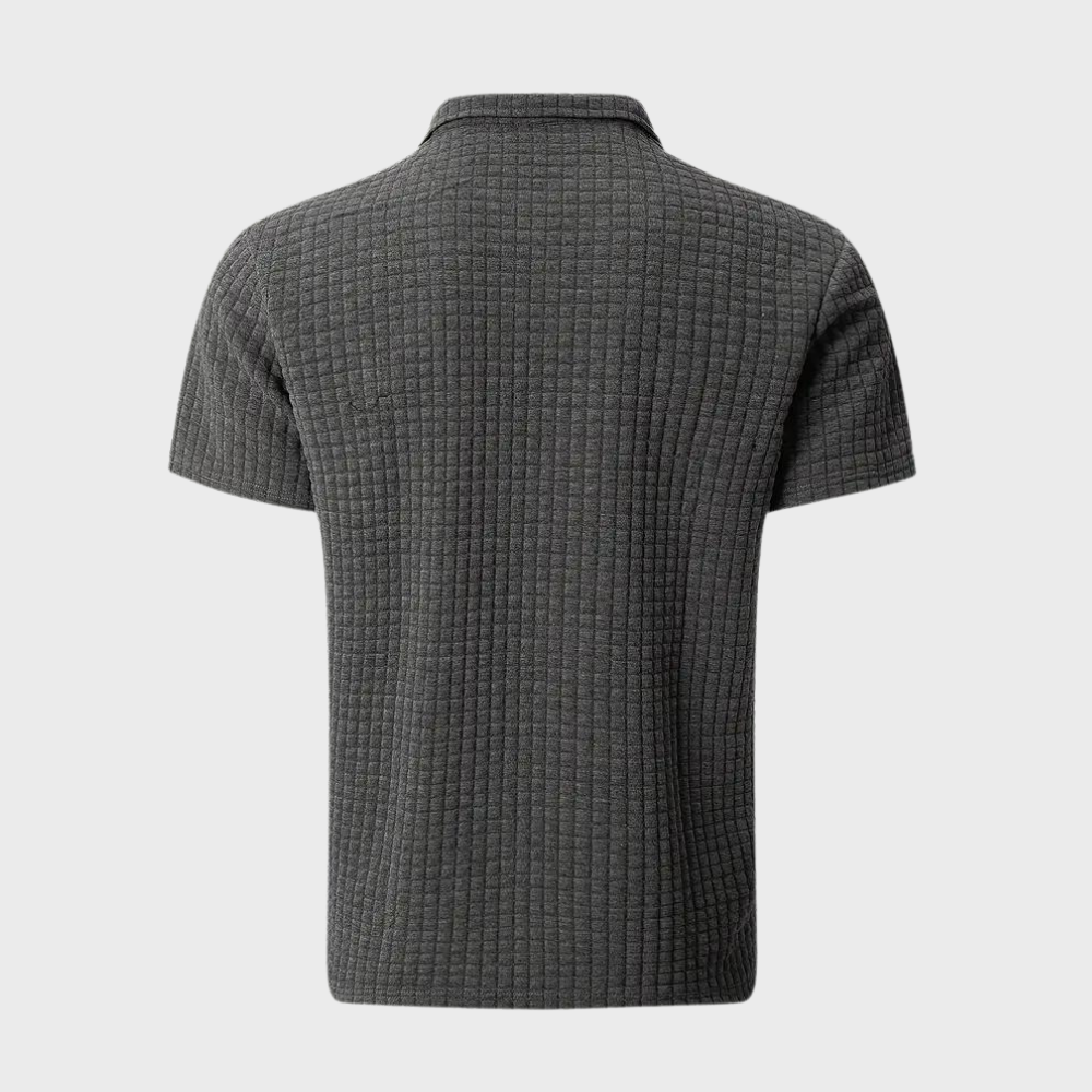 Polo gris foncé à manches courtes, motif texturé quadrillé, col classique, style décontracté, idéal pour homme, mode élégante et moderne.