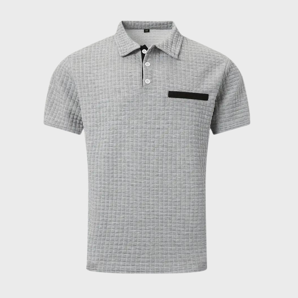 Polo gris texturé pour homme avec col classique, manches courtes et poche poitrine noire. Mode masculine élégante et décontractée.