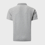 Polo gris à manches courtes en tissu texturé, motif quadrillé, col classique, style décontracté, idéal pour homme, mode été.