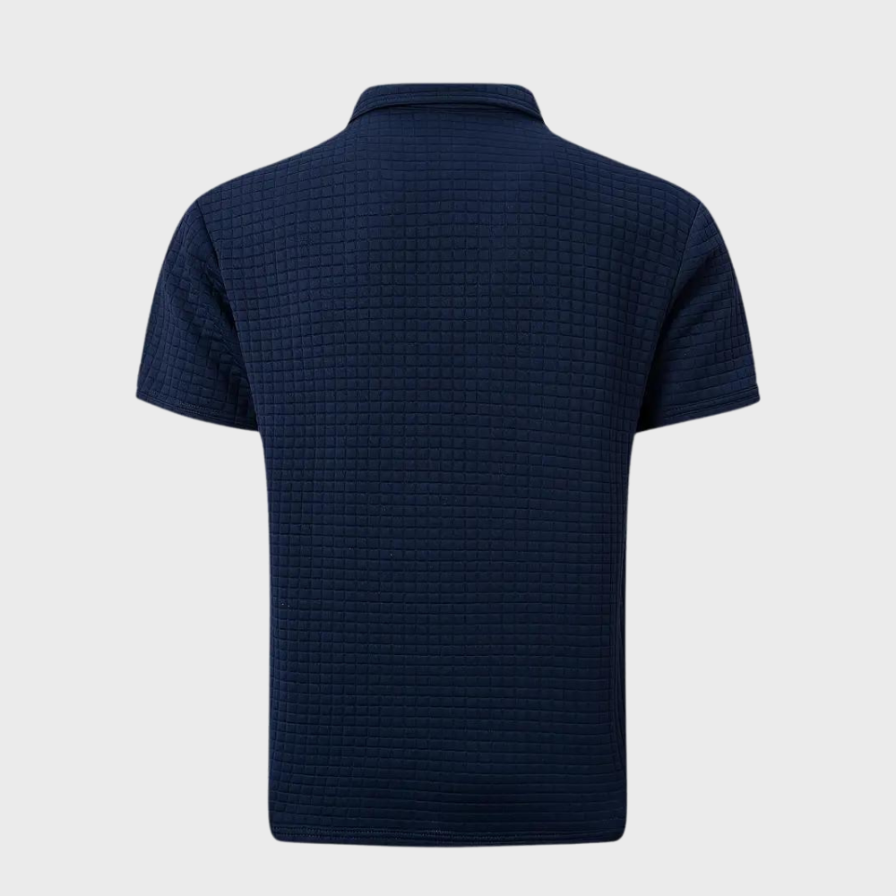 Polo bleu marine à manches courtes, texture quadrillée, col classique, style décontracté, idéal pour homme, mode élégante et moderne.